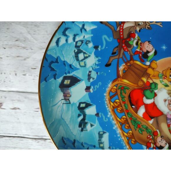 Mickey's Holiday Magic Collectors Plate #1 "Santa's Favorite Helpers" - Picture 3 of 6